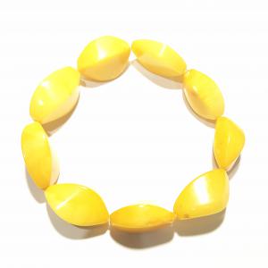 Borostyán karkötő hullámosra csíszolt opak gumis 660