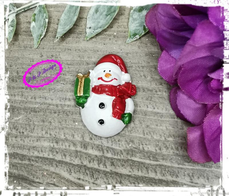 Mini hóember figura kb. 3 cm magas, piros sapka-sál - ajándék dobozzal a kezében