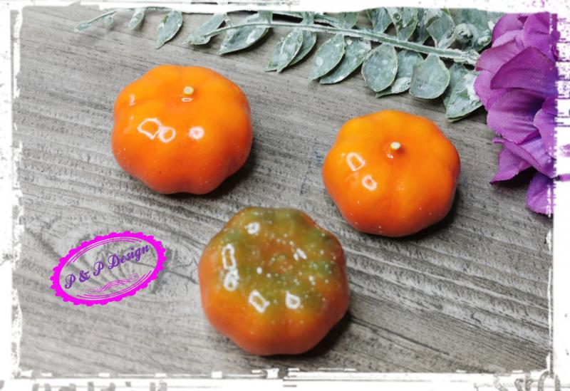 Műtök 4 cm - narancs-zöldes, pici fehér foltokkal