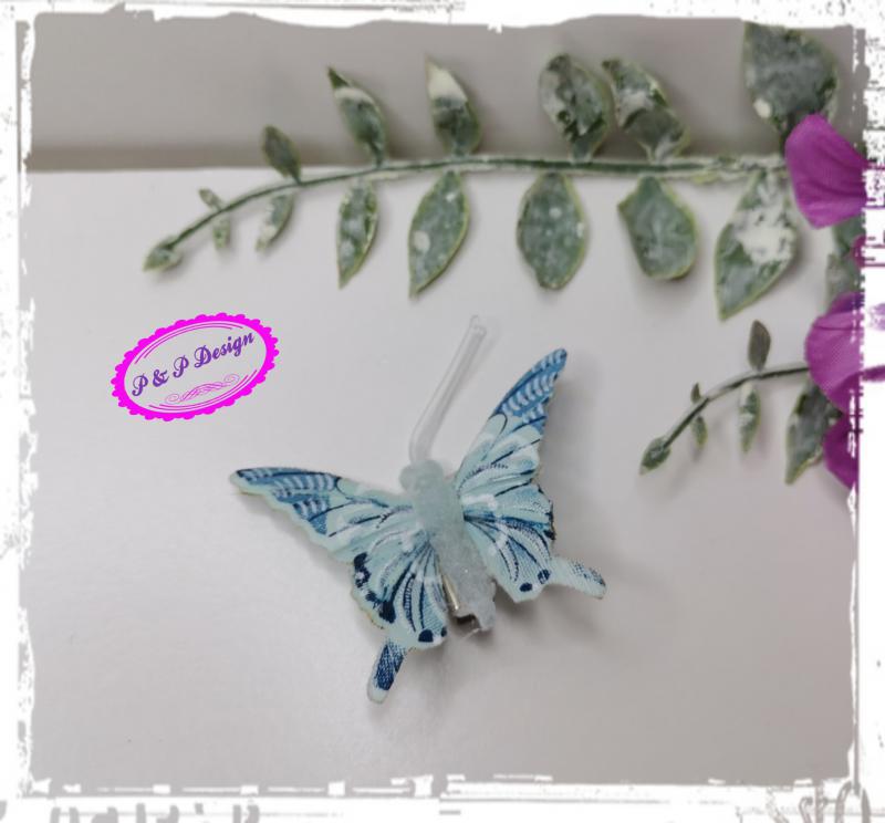 Pillangó dekor kb. 4*4 cm, csipeszes - világos kék