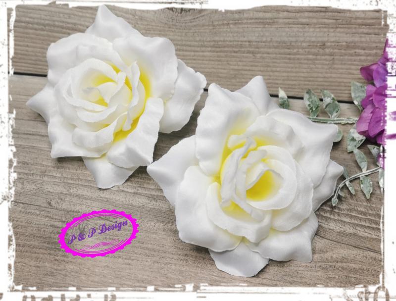 Rózsa virágfej kb. 9-10 cm fejátmérő, kültéri díszekhez ajánljuk - tört fehér sárgás középpel