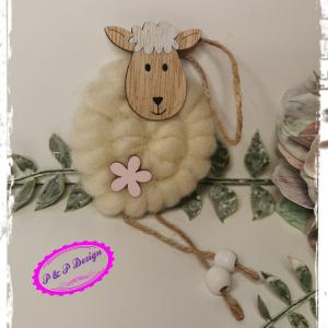 Gyapjú bundás bárány, rózsaszín virággal, akasztós, kb. 15 cm + akasztó