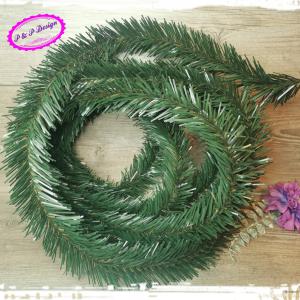 Karácsonyi dekor girland kb. 6 cm széles szál, 450 cm hosszú, zöld színben - szép termék, díszítéshez tökéletes, vágható
