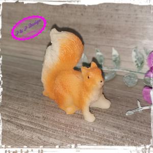 Kicsi vörös mókus figura kb. 5,5 cm magas
