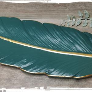 Levél alakú dekor tál kb. 39 cm hosszú*13 cm széles, anyaga kemény műanyag - zöld, arany szegéllyel