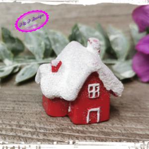 Mini havas tetejű házikó kb. 3*3 cm, melléképületes - piros