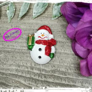 Mini hóember figura kb. 3 cm magas, piros sapka-sál - ajándék dobozzal a kezében