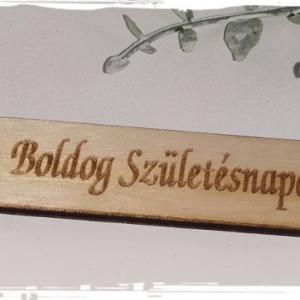 Natúr fa - "Boldog Születésnapot" feliratú hosszú scrapbook tábla, 6,5 cm