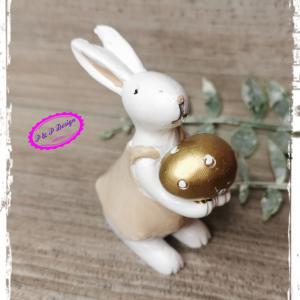 Nyúl lány tojással a kezében M6 cm - világosbarna ruhában, arany tojással