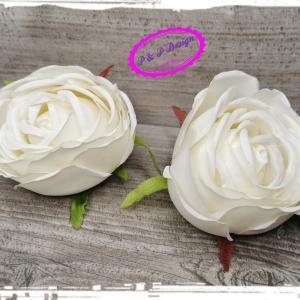 Rózsa virágfej kb. 6,5-7 cm átmérő - tört fehér/krém