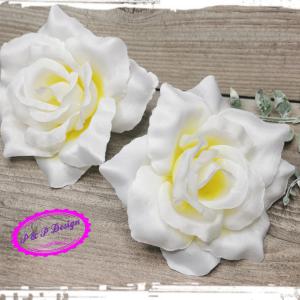 Rózsa virágfej kb. 9-10 cm fejátmérő, kültéri díszekhez ajánljuk - tört fehér sárgás középpel