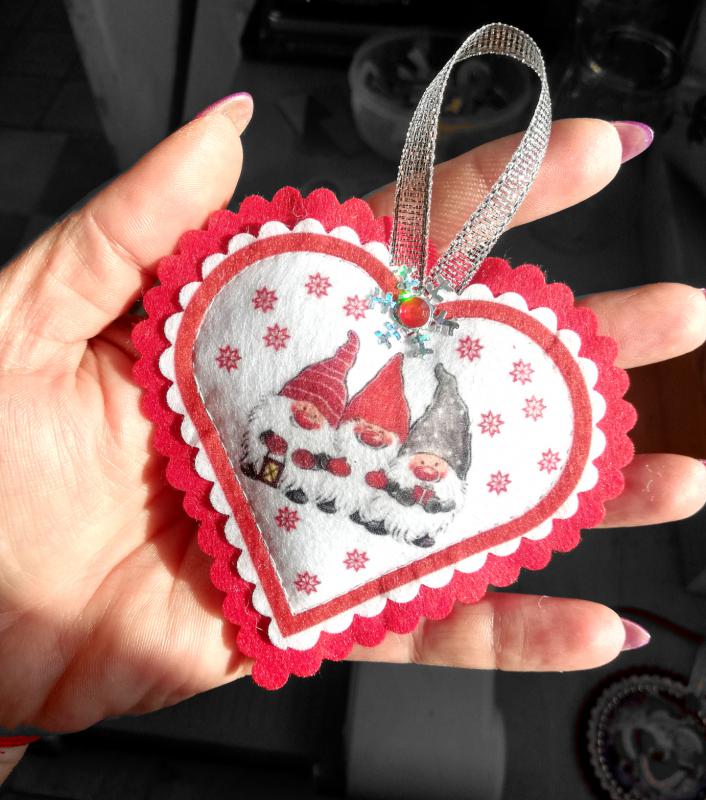 Dekoratív kézműves filc karácsonyfadísz dekoráció - Karácsony manók szívben