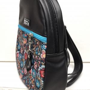 Back Pack M hátizsák - Elegáns fekete folk virágokkal kis türkízzel textilbőr pántokkal 33x27x10