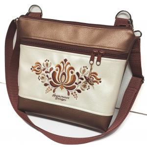 Bella crossbody oldaltáska 28x24cm - Hímzett Matyó mintás Hungarian Folkart28 Bronz-pezsgő