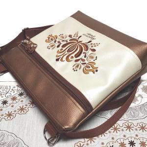 Bella crossbody oldaltáska 28x24cm - Hímzett Matyó mintás Hungarian Folkart28 Bronz-pezsgő