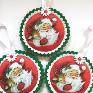 Dekoratív kézműves filc karácsonyfadísz dekoráció - Télapó kis rénszarvassal