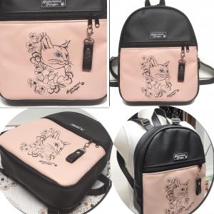 Hímzett Back Pack M hátizsák - Bájos cica virágokkal - textilbőr pántokkal fekete-pasztellrózsaszín 33x27x10