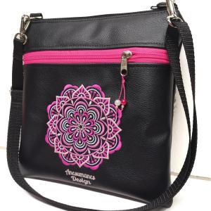 Hímzett mandalás textilbőr táska övtáska 25x25 fekete alapon pink mandalával