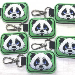 Hímzett panda maci kulcstartó karabinerrel