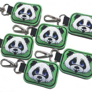Hímzett panda maci kulcstartó karabinerrel
