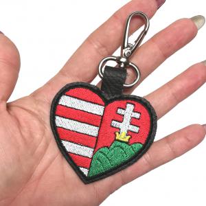 Kossuth címer szív alakban hímzett bőrkulcstartó kulcsdísz táskadísz