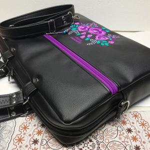 Laptop táska Irattartó táska HungarianFolkart12 lila hímzéssel fekete alapon
