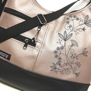 MAXI méretű hímzett sokzsebes textilbőr pakolós táska fekete-gyöngyházpúder