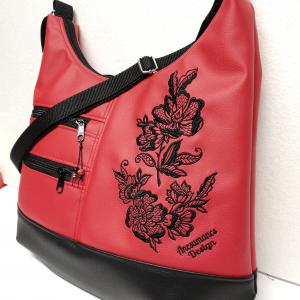 MAXI méretű hímzett sokzsebes textilbőr pakolós táska fekete-piros