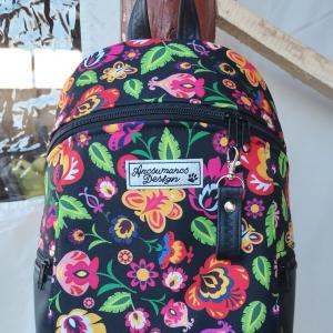 MAXIM BackPack L hátizsák - Elegáns fekete folk virágokkal textilbőr pántokkal 36x28x16