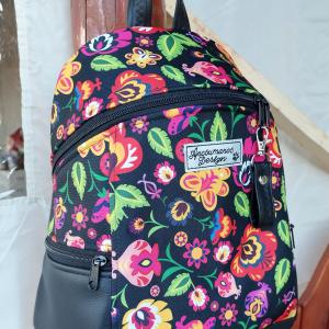 MAXIM BackPack L hátizsák - Elegáns fekete folk virágokkal textilbőr pántokkal 36x28x16