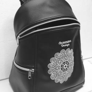 MAXIM BackPack L hátizsák - Elegáns fekete hímzett fehér mandalával textilbőr pántokkal 35x28x16