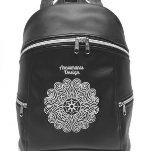 MAXIM BackPack L hátizsák - Elegáns fekete hímzett fehér mandalával textilbőr pántokkal 35x28x16