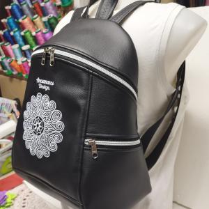 MAXIM BackPack L hátizsák - Elegáns fekete hímzett fehér mandalával textilbőr pántokkal 36x28x16