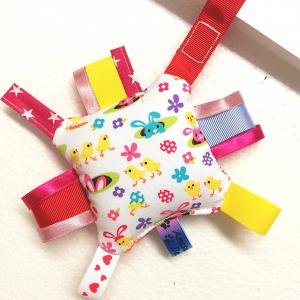 Nyuszis felakasztható cimkepárna készségfejlesztő csörgővel lányos színekkel