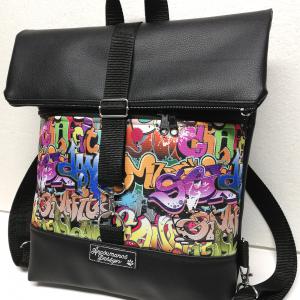 Roll Up Maxi dupla pántos hátizsák sok zsebbel - Fekete alapon színes graffiti mintás
