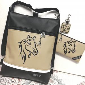 Szettben olcsóbb! Hímzett lovas 3in1 szett-táska-pénztárca-kulcstartó fekete-drapp