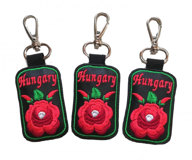 Hímzett Hungarian Folkart kulcstartó karabinerrel színes hímzés fekete alapon Hungary felirattal