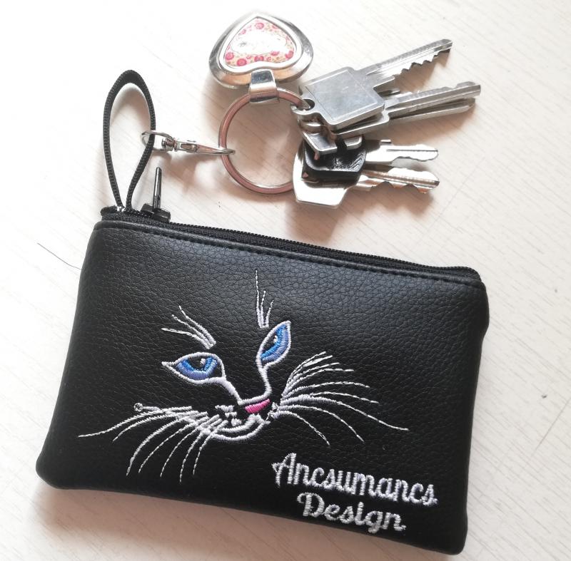 Hímzett kékszemű cica textilbőr kulcscsomótartó