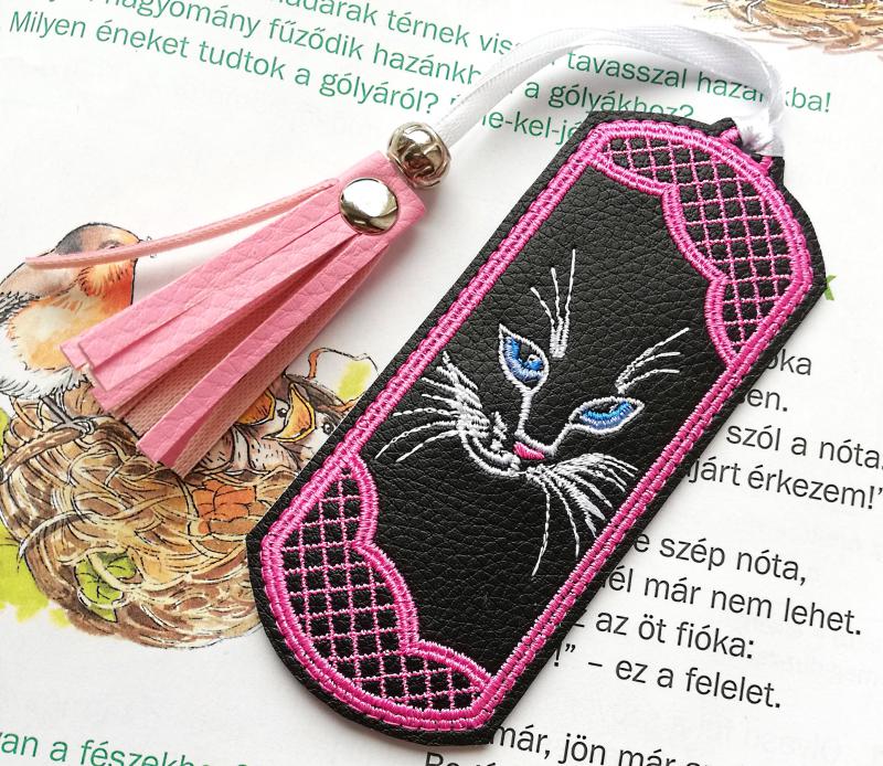 Hímzett könyvjelző bojttal- kékszemű cica,fekete-rózsaszín