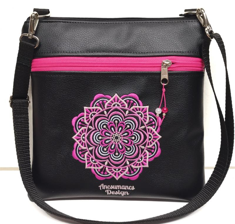 Hímzett mandalás textilbőr táska övtáska 25x25 fekete alapon pink mandalával