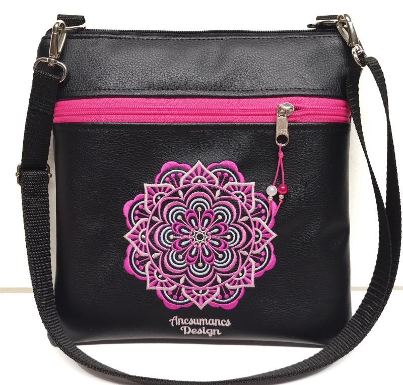 Hímzett mandalás textilbőr táska övtáska 25x25 fekete alapon pink mandalával (mandala001)