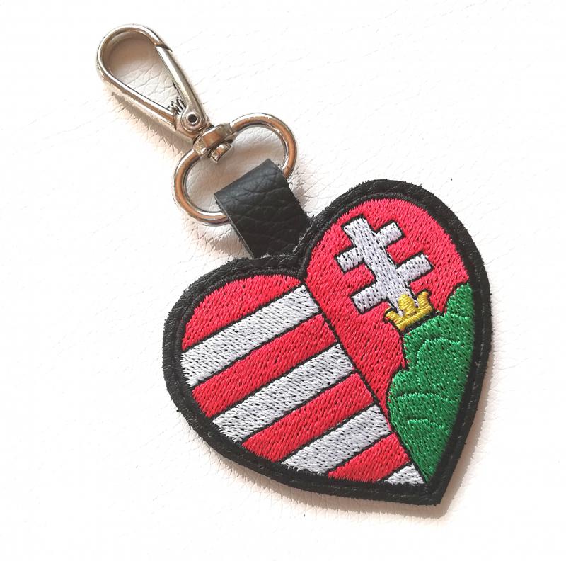 Kossuth címer szív alakban hímzett bőrkulcstartó kulcsdísz táskadísz