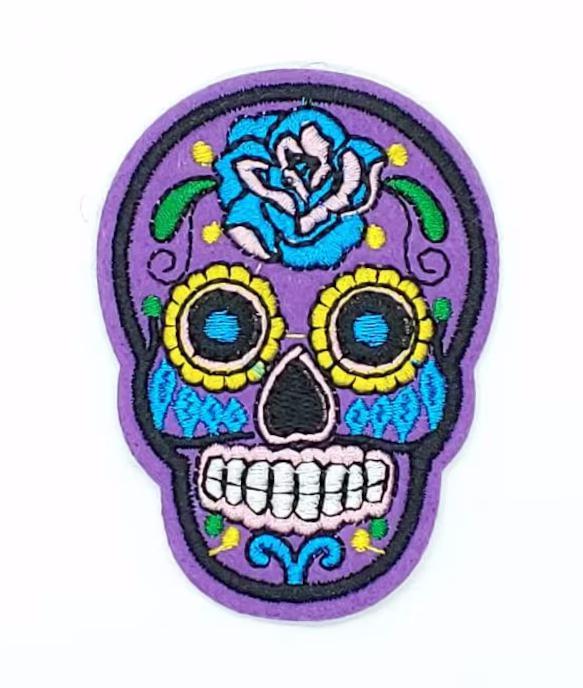 Mexikói koponya vasalható varrható hímzett felvarró folt 7x5,2cm lila