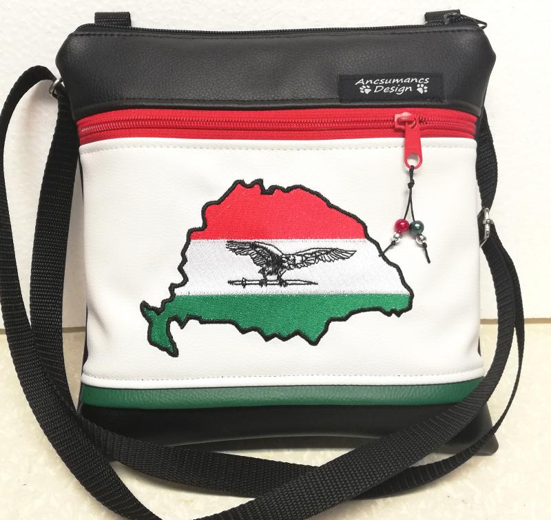 Nagy Magyarország hímzett textilbőr táska övtáska 25x25