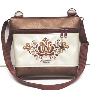 Bella crossbody oldaltáska 28x24cm - Hímzett Matyó mintás Hungarian Folkart28 Bronz-pezsgő