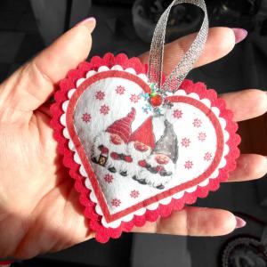 Dekoratív kézműves filc karácsonyfadísz dekoráció - Karácsony manók szívben