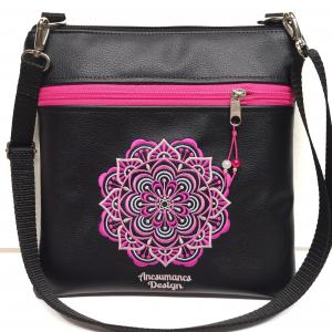 Hímzett mandalás textilbőr táska övtáska 25x25 fekete alapon pink mandalával (mandala001)