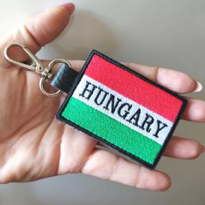 Magyar zászló Hungary felirattal hímzéssel díszített bőrkulcstartó kulcsdísz táskadísz