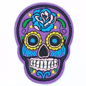Mexikói koponya vasalható varrható hímzett felvarró folt 7x5,2cm lila