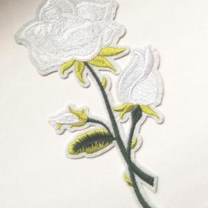 Vasalható varrható hímzett felvarró folt fehér rózsa 17cm